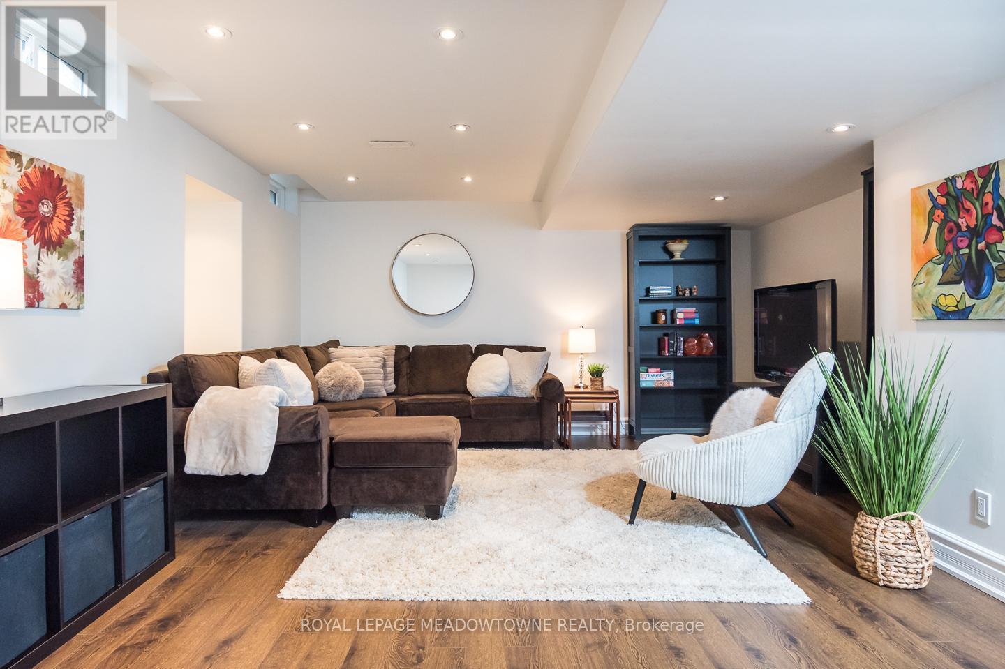 












946 LANCASTER BOULEVARD

,
Milton,




Ontario
L9T6A2

