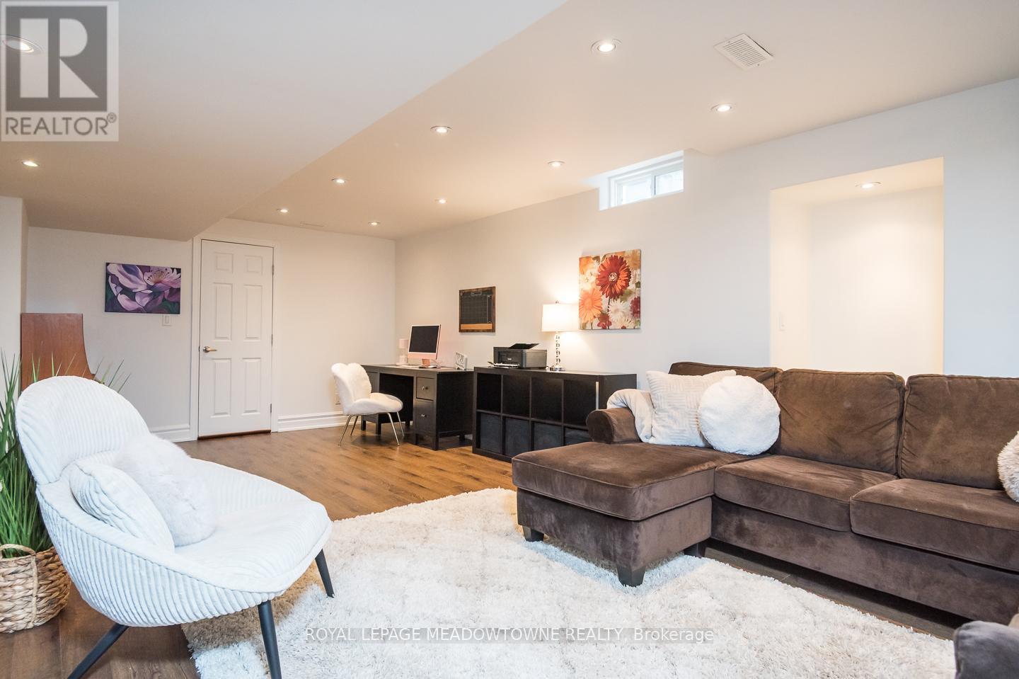 












946 LANCASTER BOULEVARD

,
Milton,




Ontario
L9T6A2

