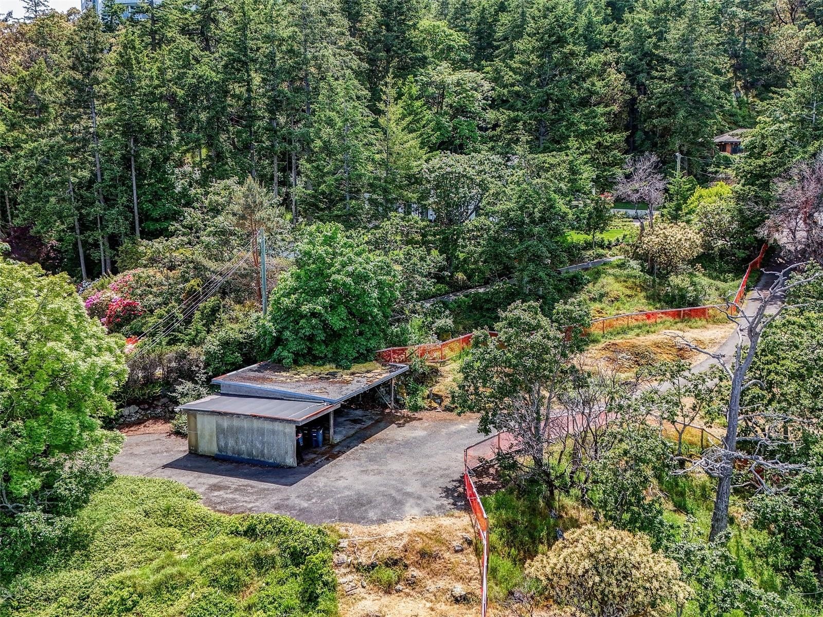 









6000


Lockehaven

Dr,
Saanich,




BC
V8N 4J5

