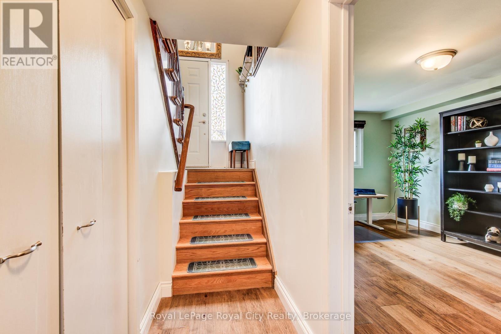 












418 IMPERIAL ROAD S

,
Guelph (Willow West/Sugarbush/West Acres),




Ontario
N1K1J9

