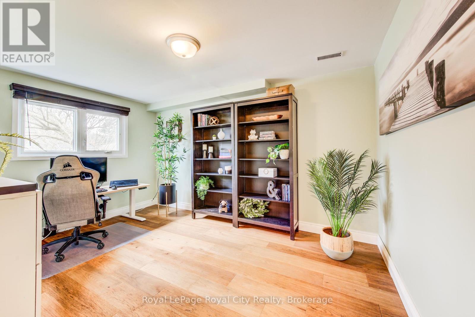 












418 IMPERIAL ROAD S

,
Guelph (Willow West/Sugarbush/West Acres),




Ontario
N1K1J9

