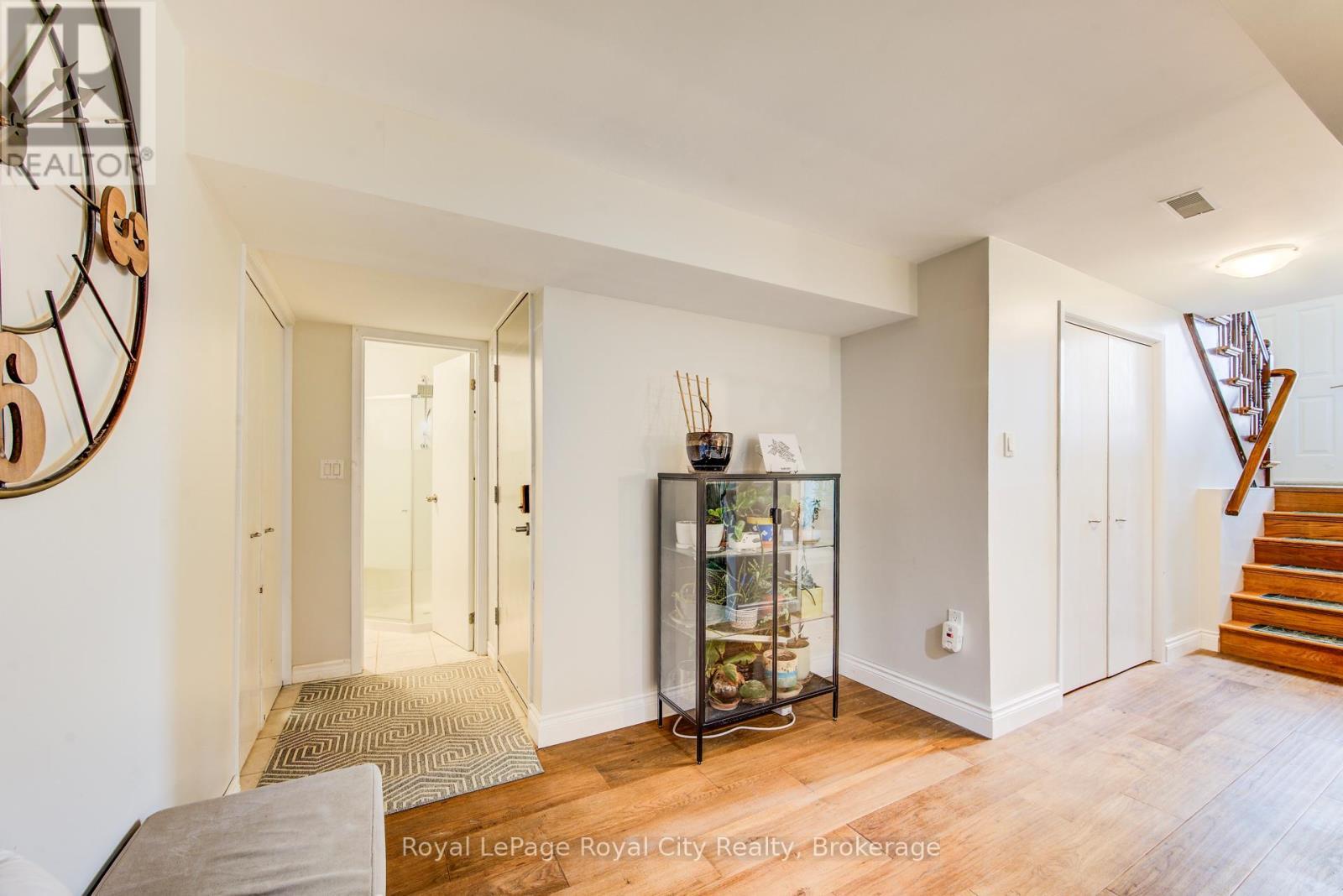 












418 IMPERIAL ROAD S

,
Guelph (Willow West/Sugarbush/West Acres),




Ontario
N1K1J9


