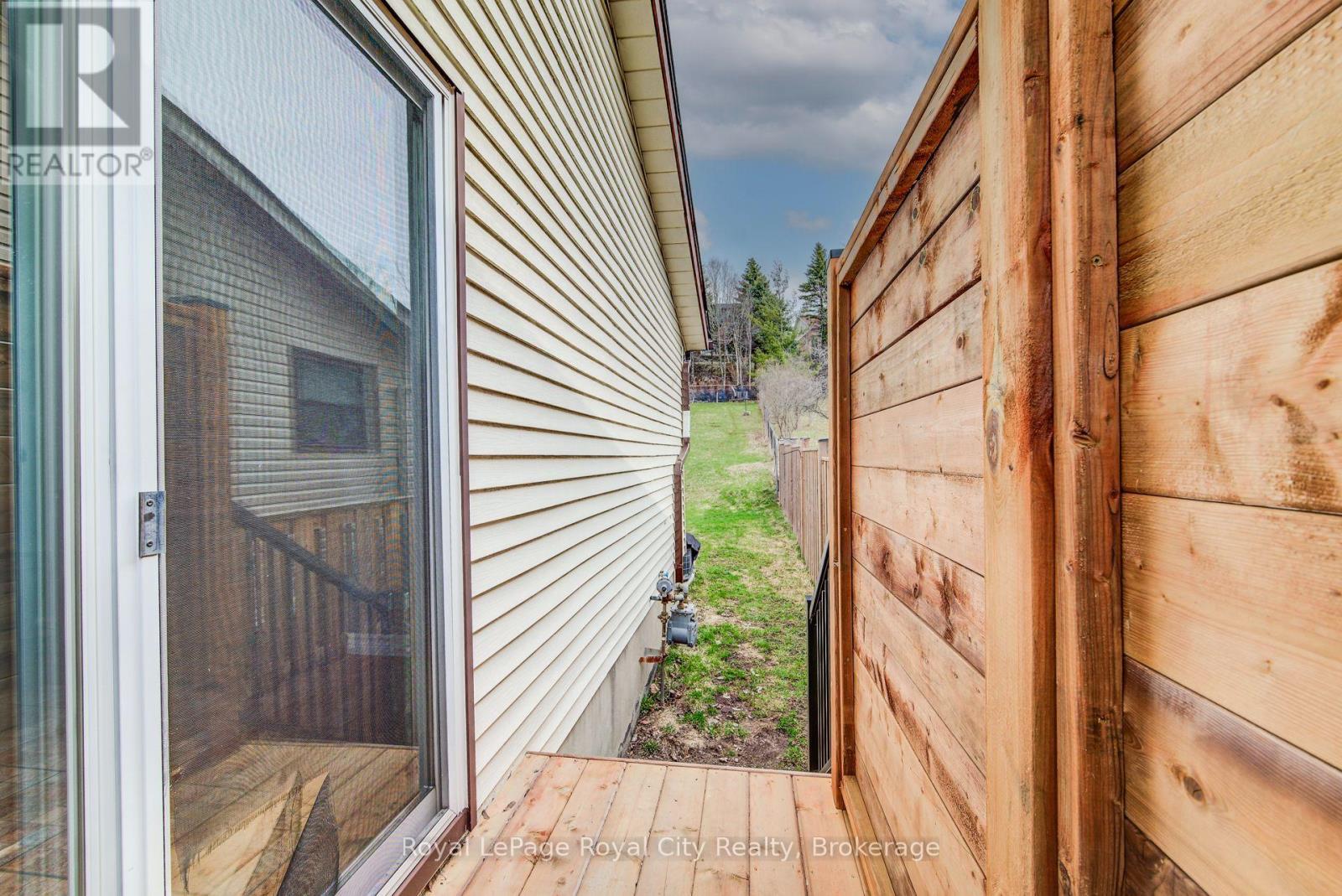 












418 IMPERIAL ROAD S

,
Guelph (Willow West/Sugarbush/West Acres),




Ontario
N1K1J9

