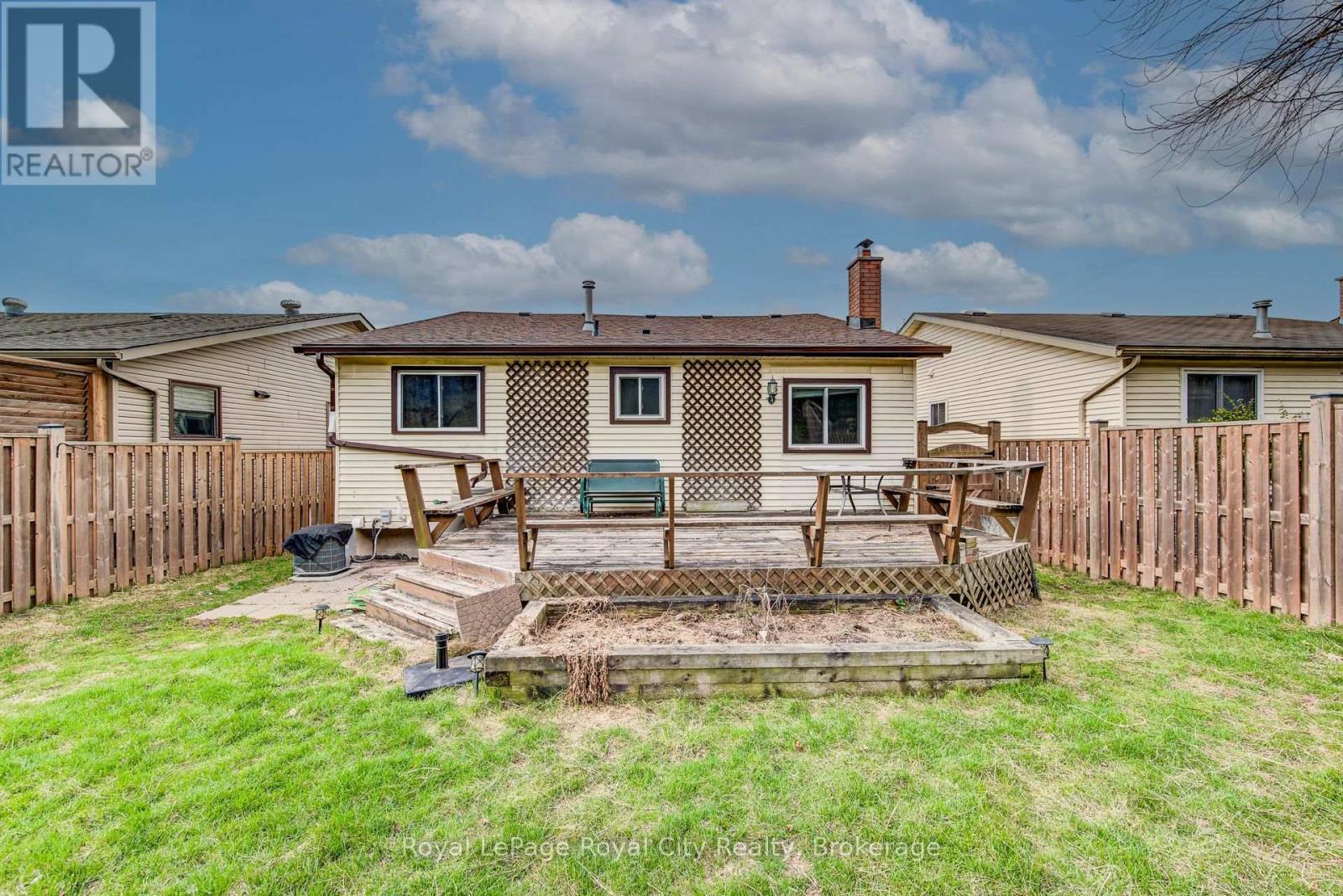 












418 IMPERIAL ROAD S

,
Guelph (Willow West/Sugarbush/West Acres),




Ontario
N1K1J9

