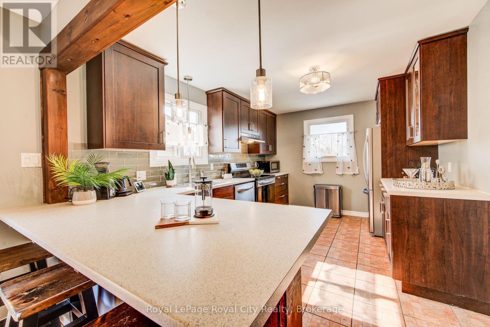 












418 IMPERIAL ROAD S

,
Guelph (Willow West/Sugarbush/West Acres),




Ontario
N1K1J9

