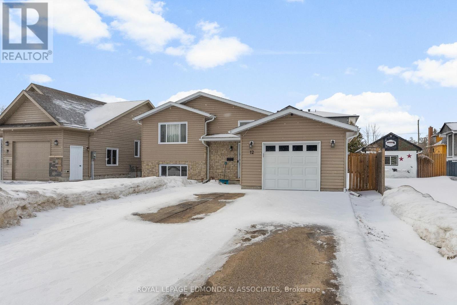 












12 WILBERT STREET

,
Petawawa,




Ontario
K8H2C6


