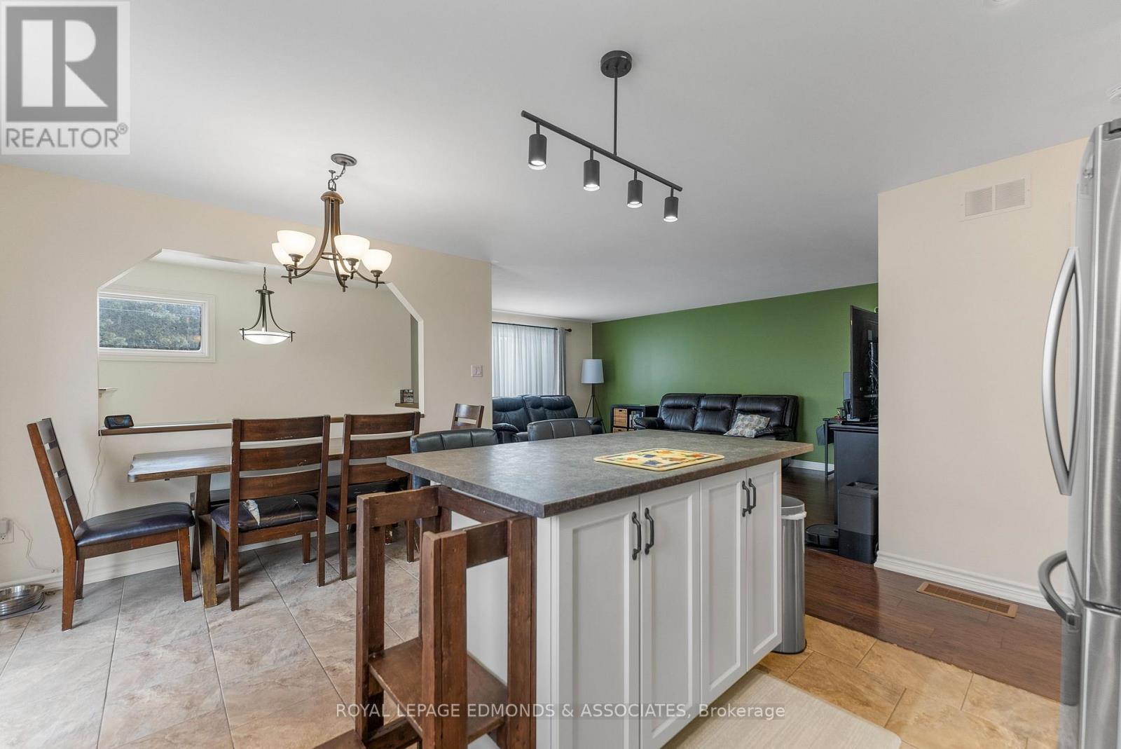 












12 WILBERT STREET

,
Petawawa,




Ontario
K8H2C6

