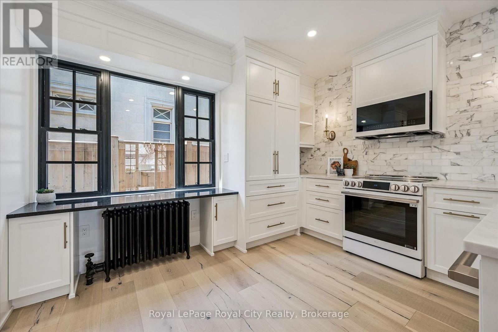 












87 UNIVERSITY AVENUE W

,
Guelph (Dovercliffe Park/Old University),




Ontario
N1G1P1

