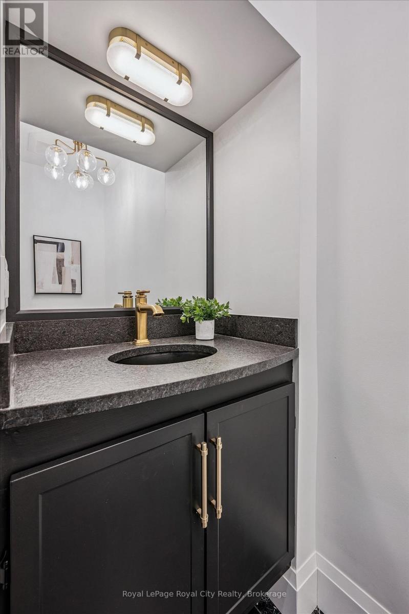 












87 UNIVERSITY AVENUE W

,
Guelph (Dovercliffe Park/Old University),




Ontario
N1G1P1

