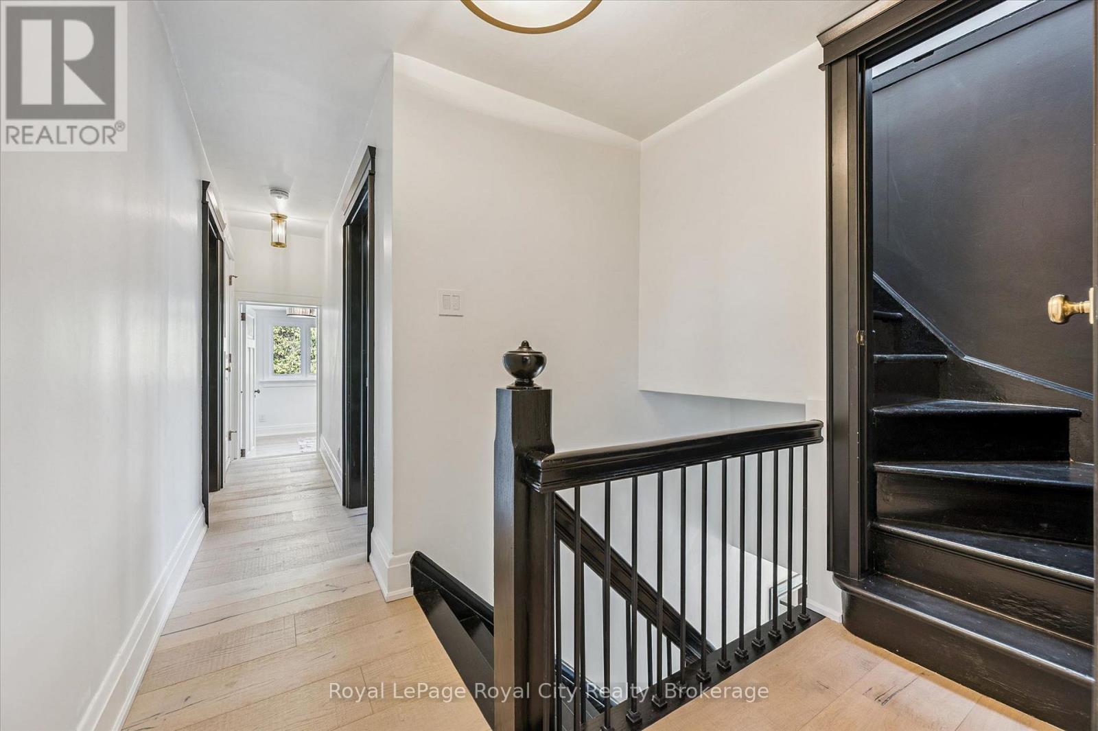 












87 UNIVERSITY AVENUE W

,
Guelph (Dovercliffe Park/Old University),




Ontario
N1G1P1

