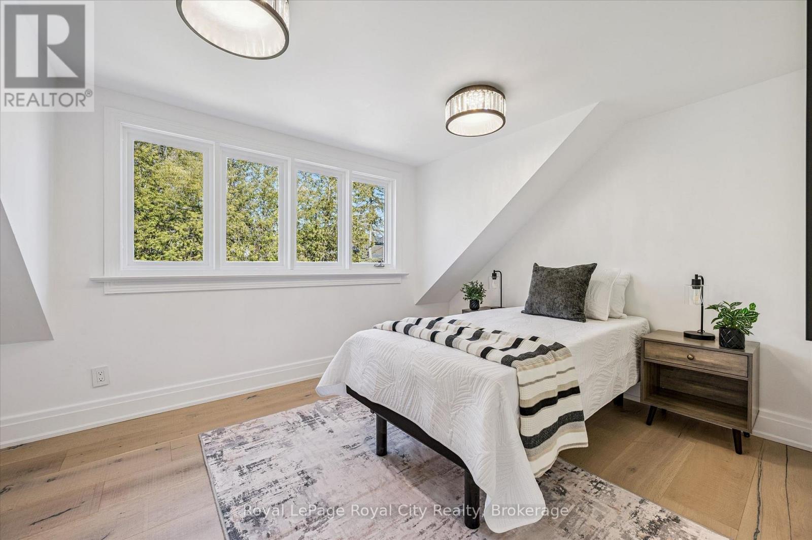 












87 UNIVERSITY AVENUE W

,
Guelph (Dovercliffe Park/Old University),




Ontario
N1G1P1

