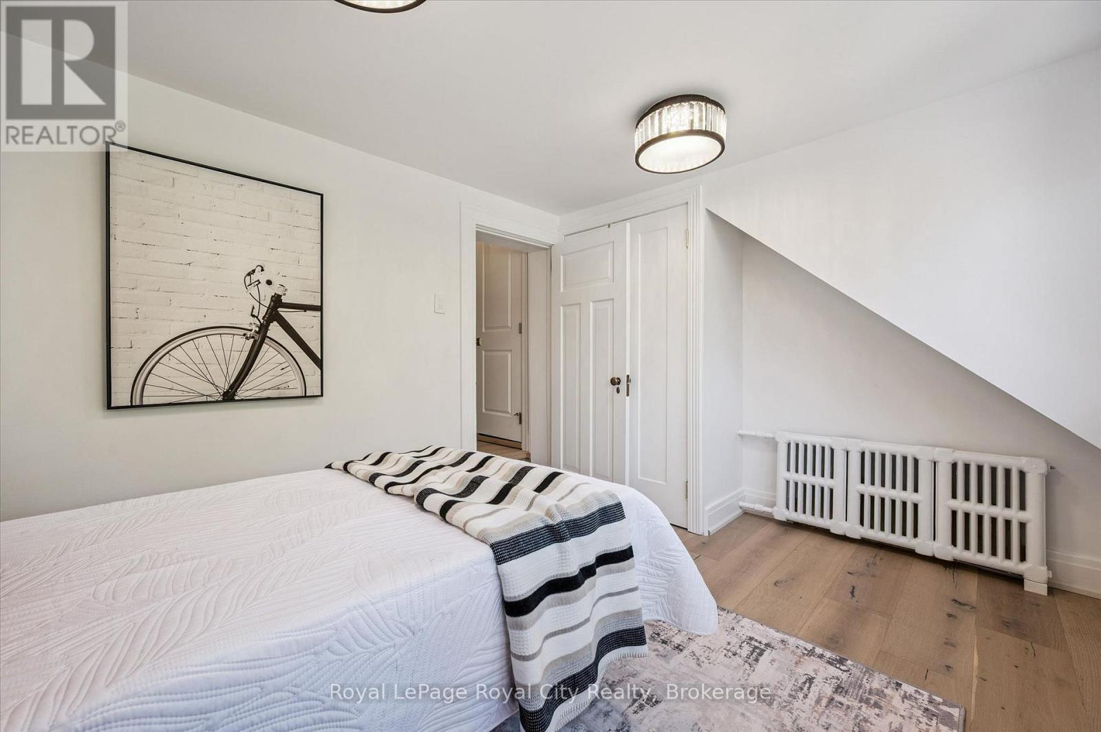 












87 UNIVERSITY AVENUE W

,
Guelph (Dovercliffe Park/Old University),




Ontario
N1G1P1

