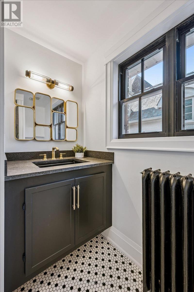 












87 UNIVERSITY AVENUE W

,
Guelph (Dovercliffe Park/Old University),




Ontario
N1G1P1

