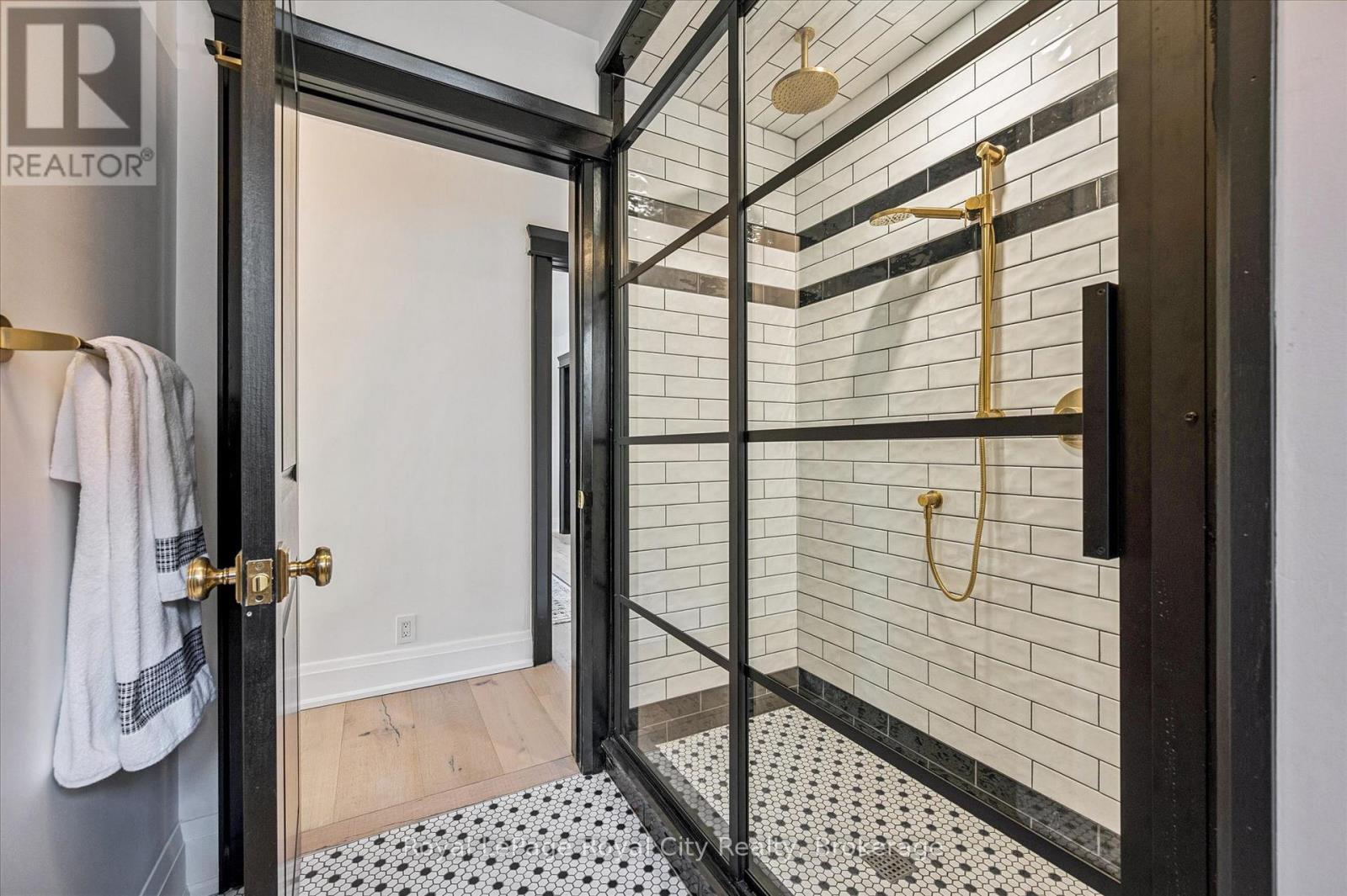 












87 UNIVERSITY AVENUE W

,
Guelph (Dovercliffe Park/Old University),




Ontario
N1G1P1

