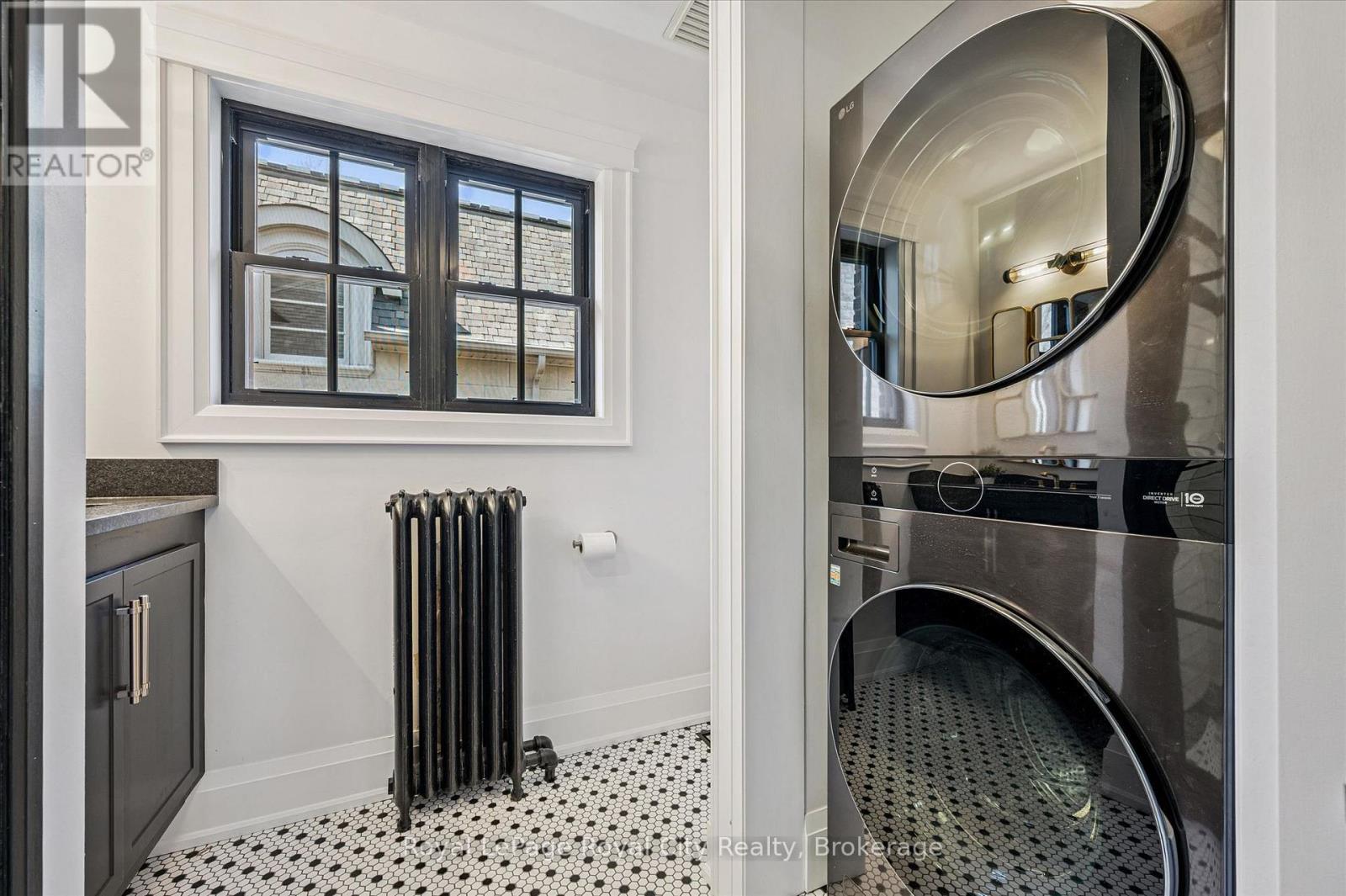 












87 UNIVERSITY AVENUE W

,
Guelph (Dovercliffe Park/Old University),




Ontario
N1G1P1

