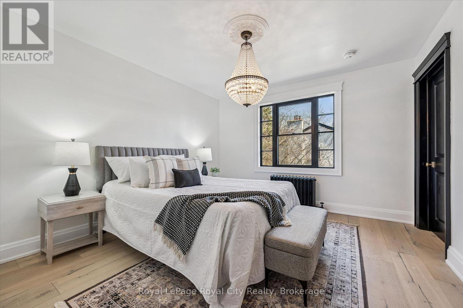 












87 UNIVERSITY AVENUE W

,
Guelph (Dovercliffe Park/Old University),




Ontario
N1G1P1

