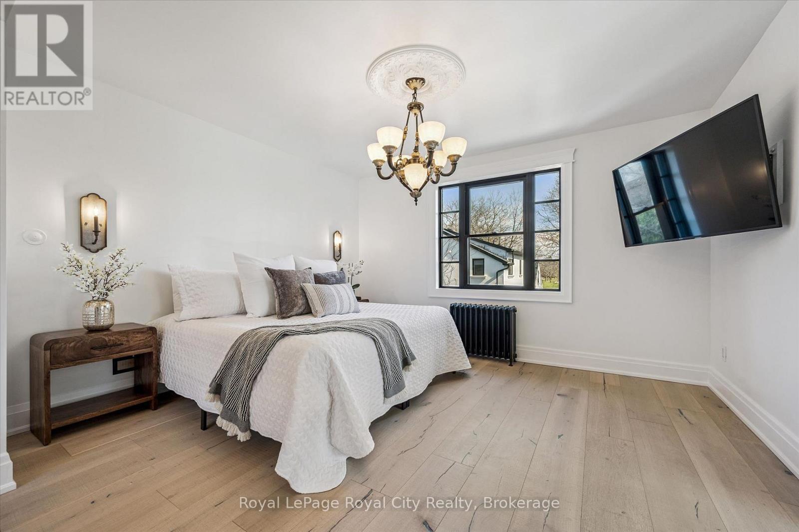 












87 UNIVERSITY AVENUE W

,
Guelph (Dovercliffe Park/Old University),




Ontario
N1G1P1

