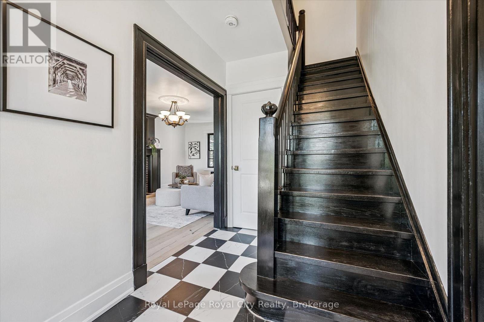 












87 UNIVERSITY AVENUE W

,
Guelph (Dovercliffe Park/Old University),




Ontario
N1G1P1

