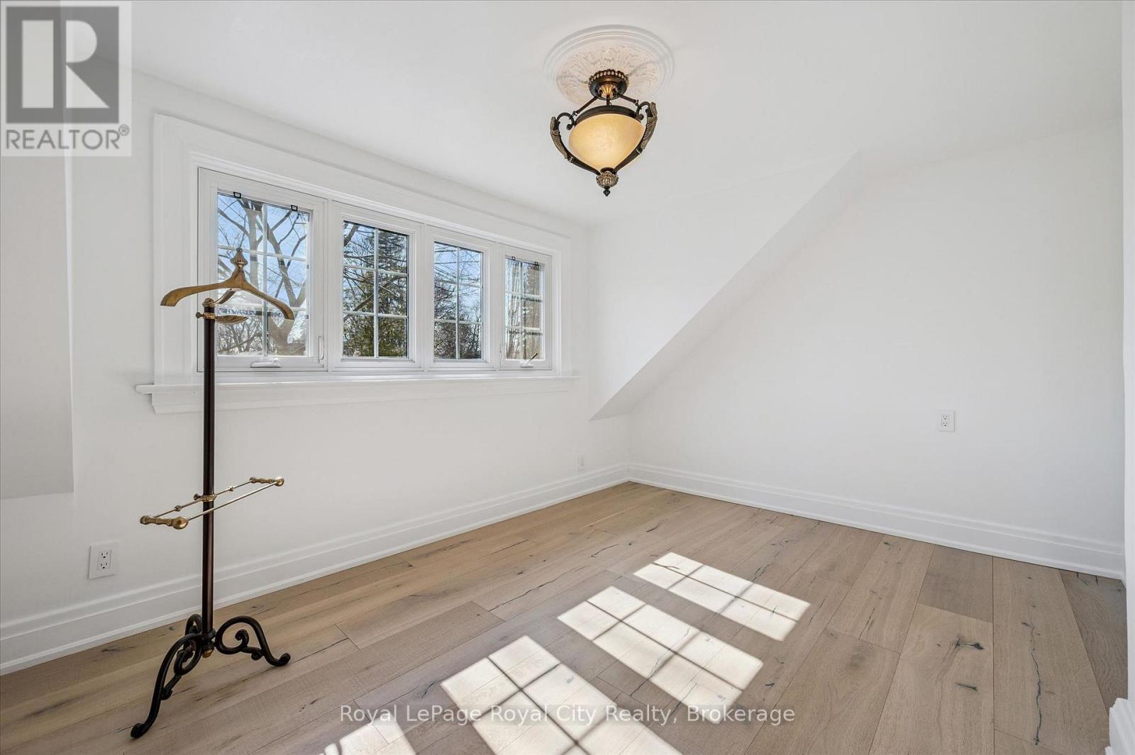 












87 UNIVERSITY AVENUE W

,
Guelph (Dovercliffe Park/Old University),




Ontario
N1G1P1

