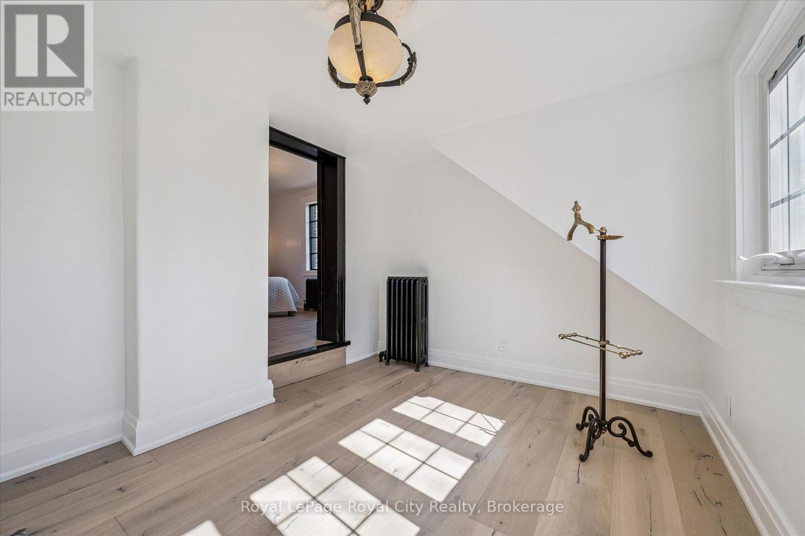 












87 UNIVERSITY AVENUE W

,
Guelph (Dovercliffe Park/Old University),




Ontario
N1G1P1

