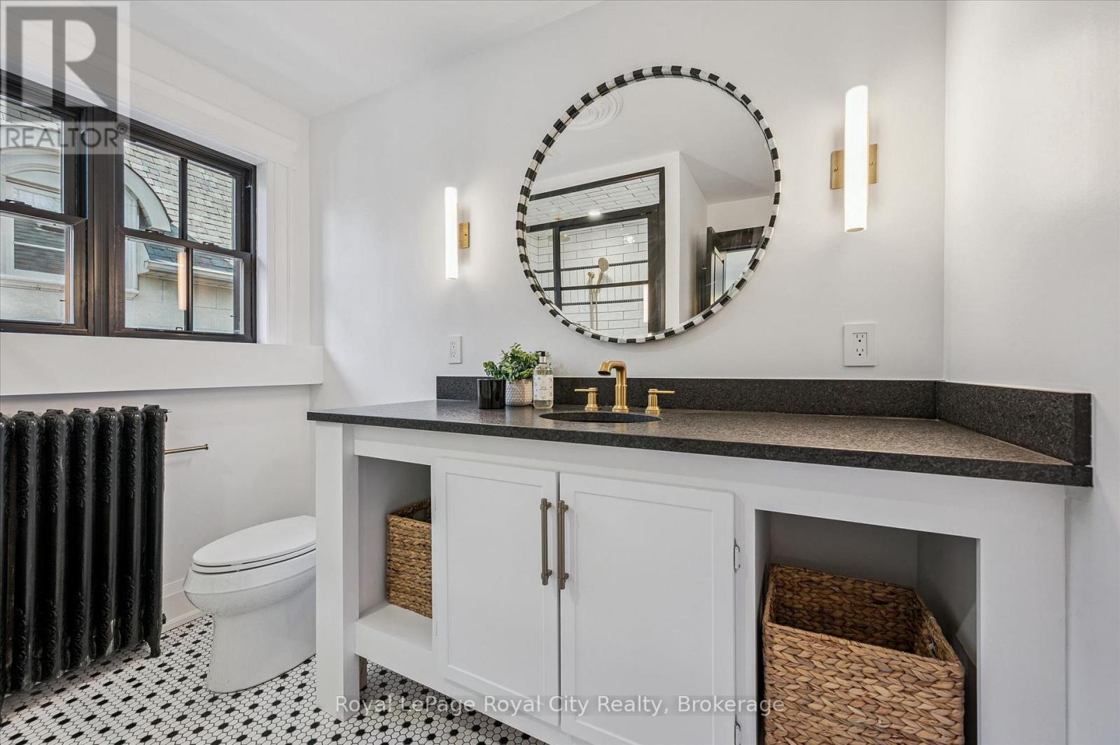 












87 UNIVERSITY AVENUE W

,
Guelph (Dovercliffe Park/Old University),




Ontario
N1G1P1

