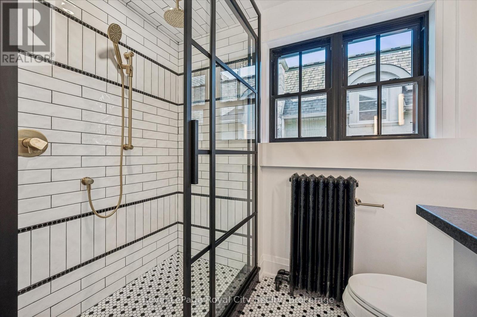 












87 UNIVERSITY AVENUE W

,
Guelph (Dovercliffe Park/Old University),




Ontario
N1G1P1

