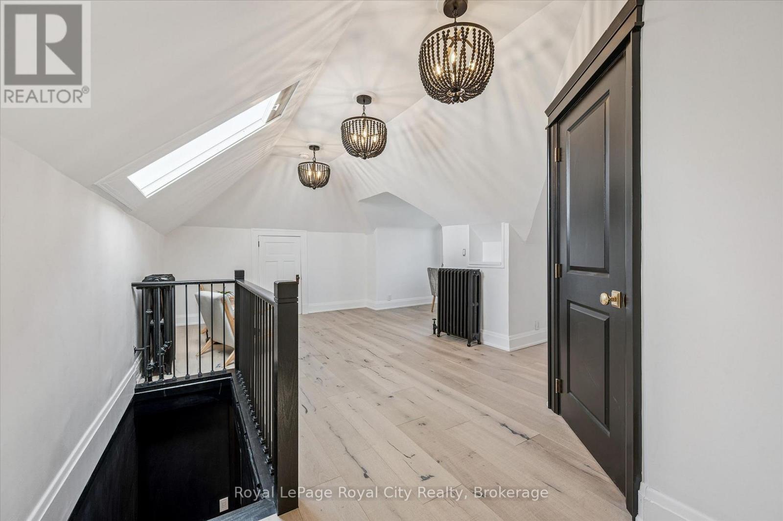 












87 UNIVERSITY AVENUE W

,
Guelph (Dovercliffe Park/Old University),




Ontario
N1G1P1

