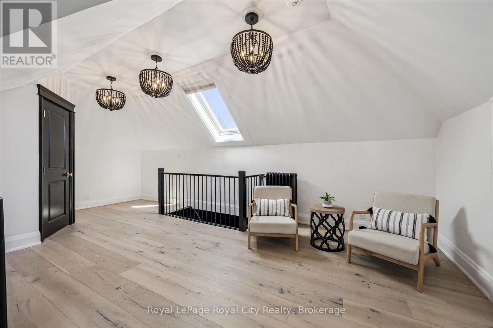 












87 UNIVERSITY AVENUE W

,
Guelph (Dovercliffe Park/Old University),




Ontario
N1G1P1

