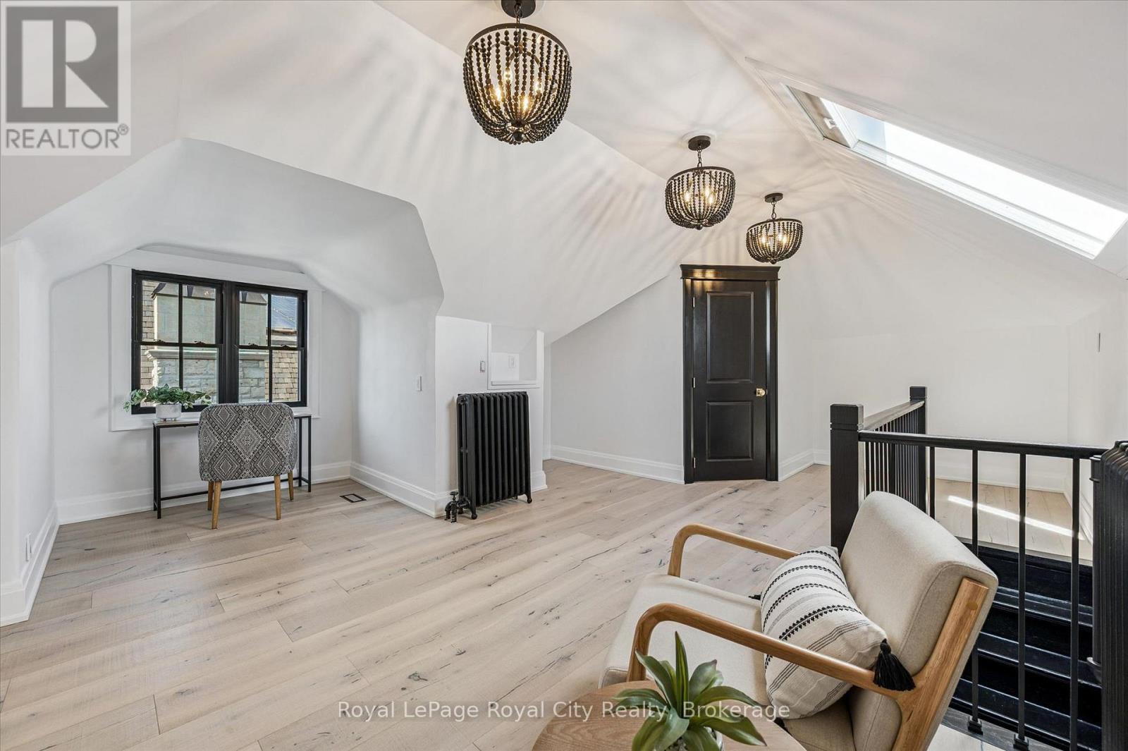 












87 UNIVERSITY AVENUE W

,
Guelph (Dovercliffe Park/Old University),




Ontario
N1G1P1

