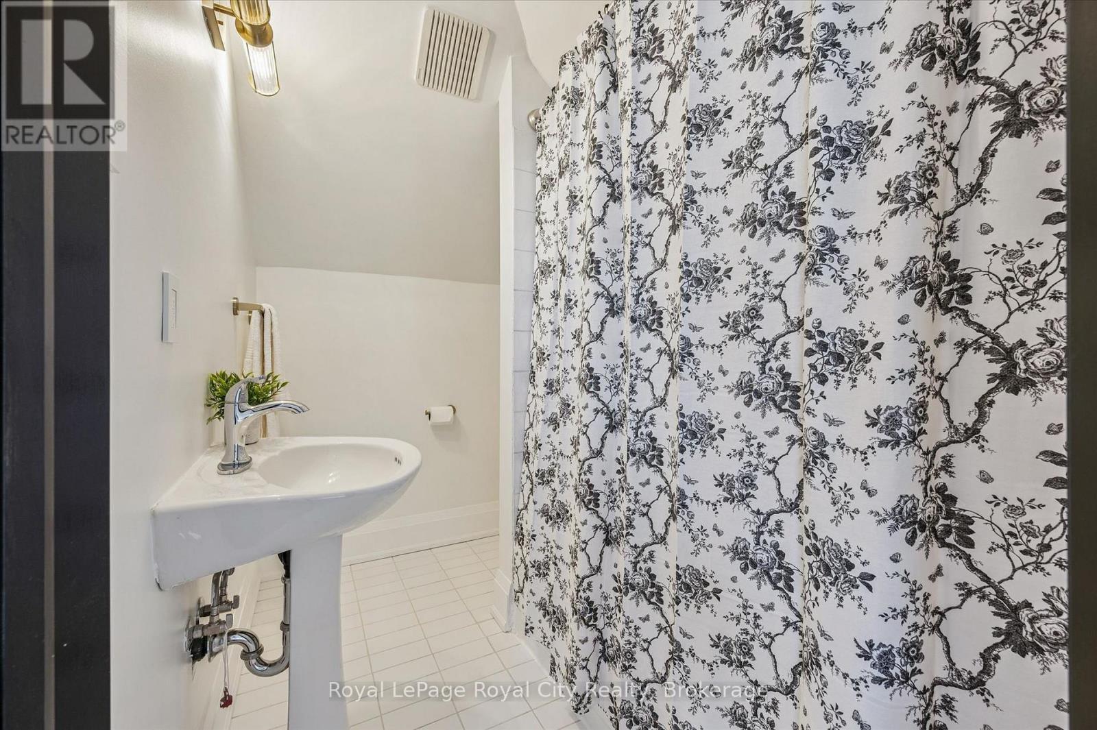 












87 UNIVERSITY AVENUE W

,
Guelph (Dovercliffe Park/Old University),




Ontario
N1G1P1

