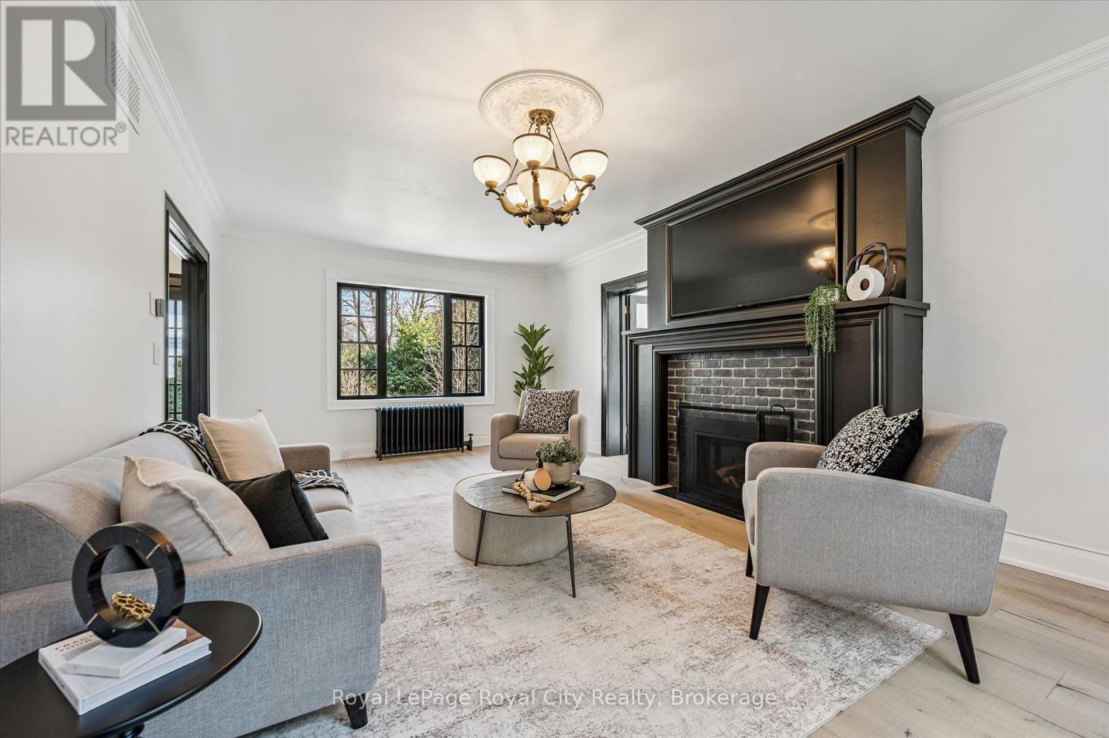 












87 UNIVERSITY AVENUE W

,
Guelph (Dovercliffe Park/Old University),




Ontario
N1G1P1

