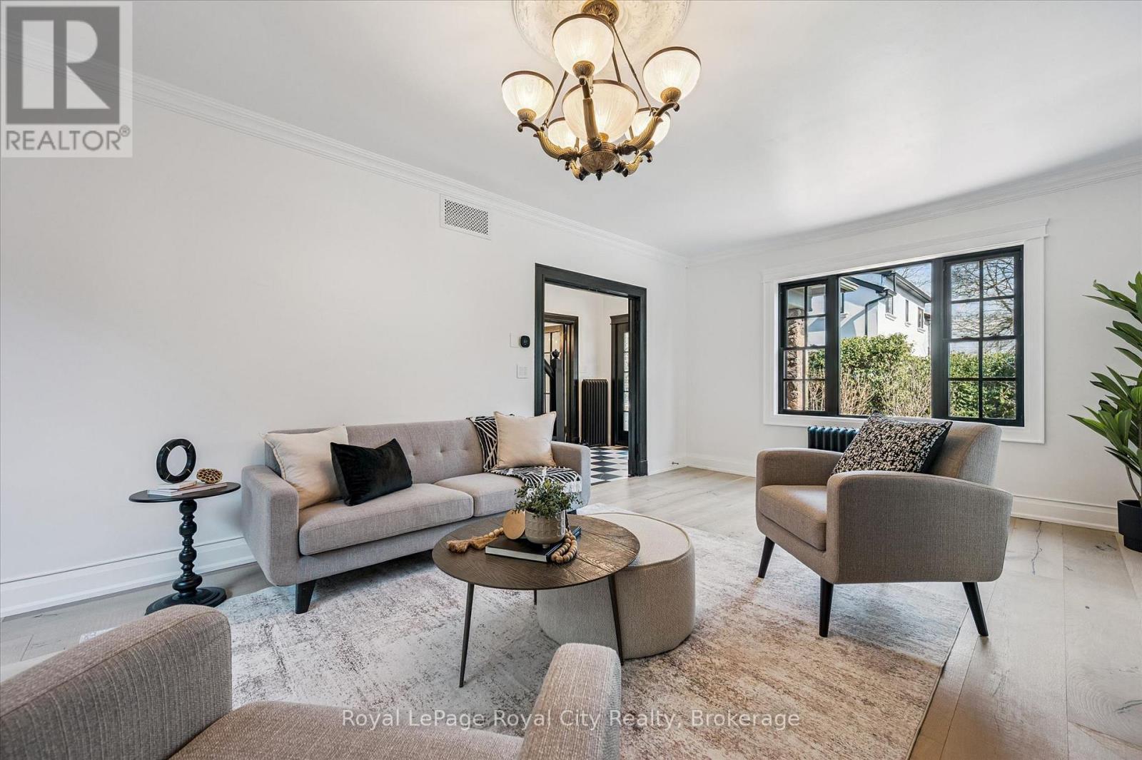 












87 UNIVERSITY AVENUE W

,
Guelph (Dovercliffe Park/Old University),




Ontario
N1G1P1

