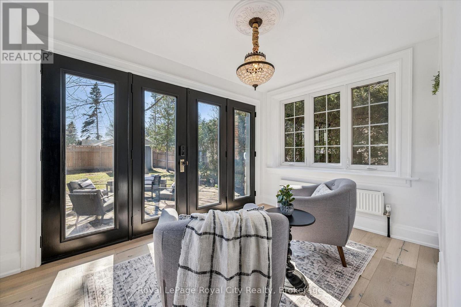 












87 UNIVERSITY AVENUE W

,
Guelph (Dovercliffe Park/Old University),




Ontario
N1G1P1

