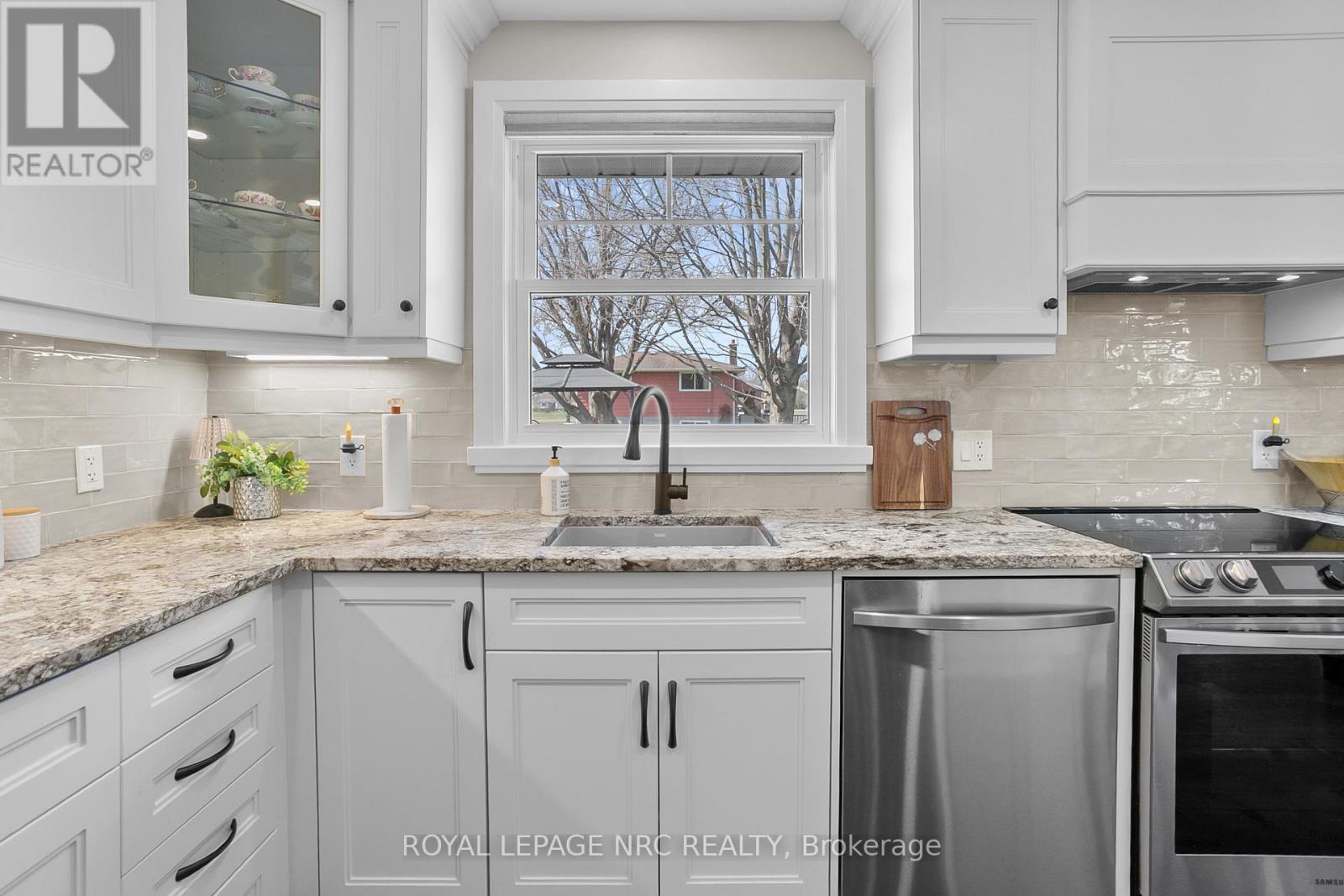 












787 GRANDVIEW ROAD

,
Fort Erie (Crescent Park),




Ontario
L2A4V6

