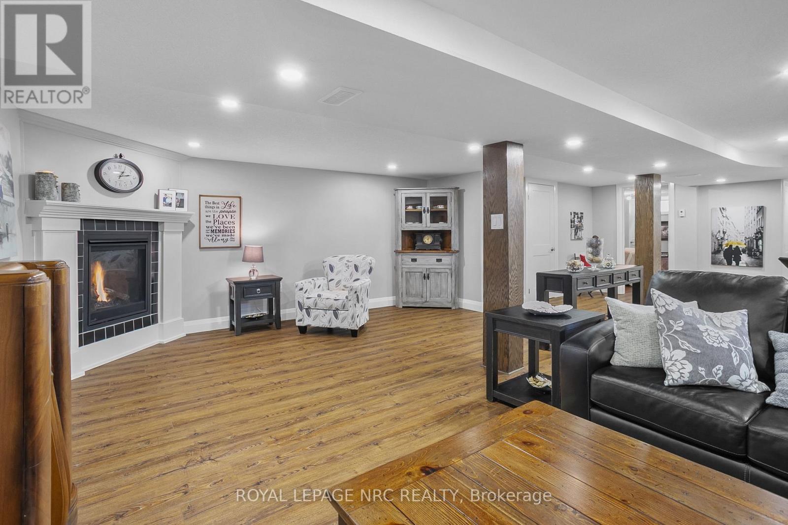 












787 GRANDVIEW ROAD

,
Fort Erie (Crescent Park),




Ontario
L2A4V6

