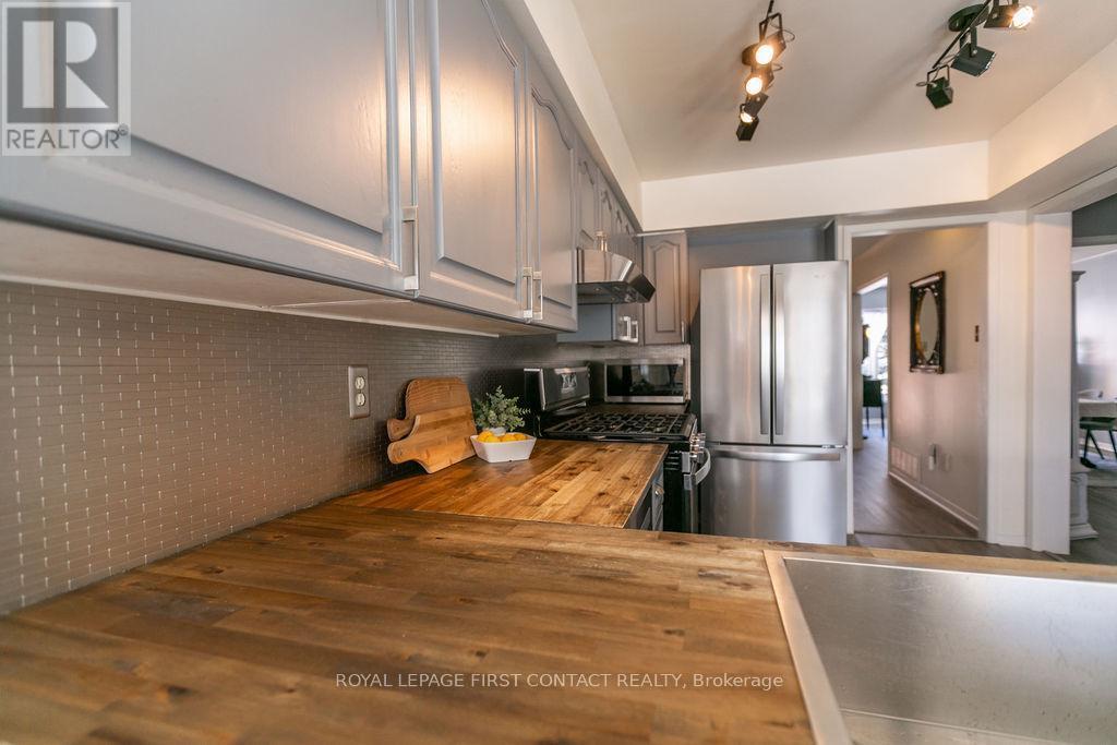 












13 IRWIN DRIVE

,
Barrie,




Ontario
L4N7A6

