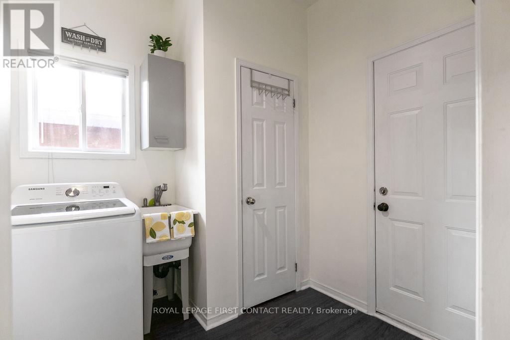 












13 IRWIN DRIVE

,
Barrie,




Ontario
L4N7A6

