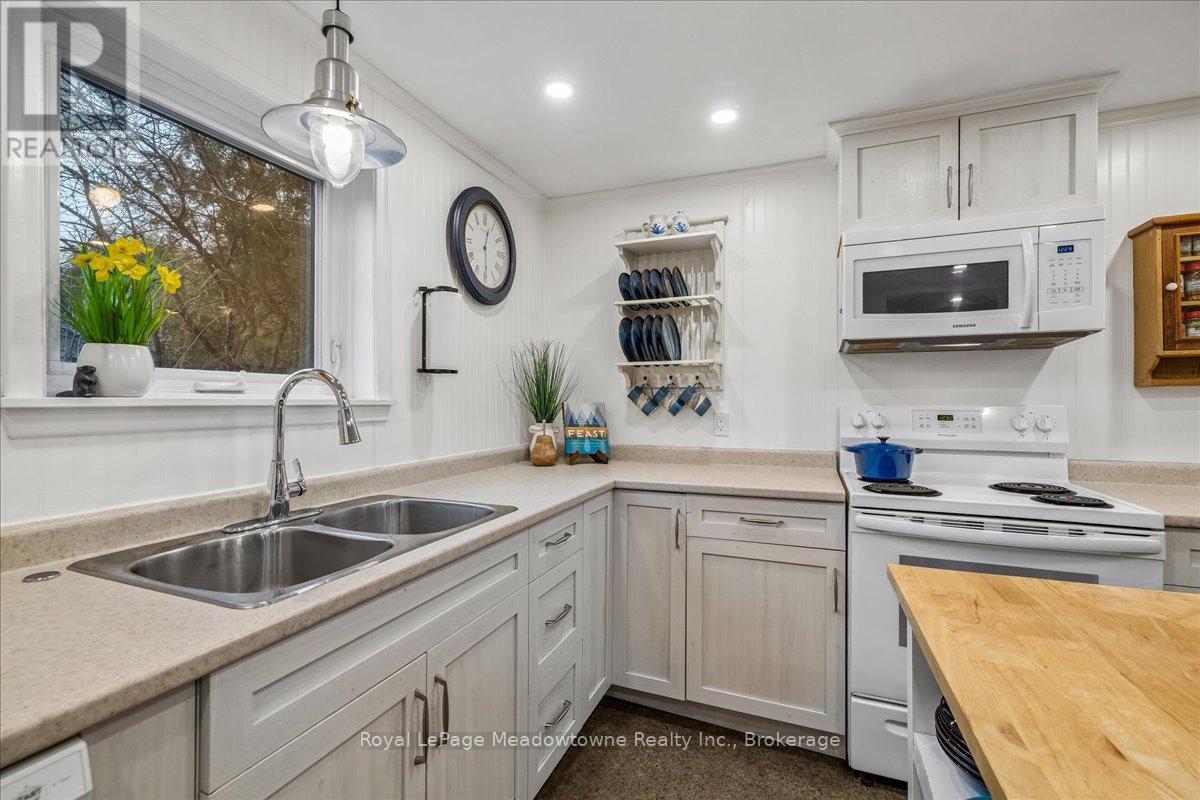 












11024 FIRST LINE

,
Milton (Moffat),




Ontario
L0P1J0

