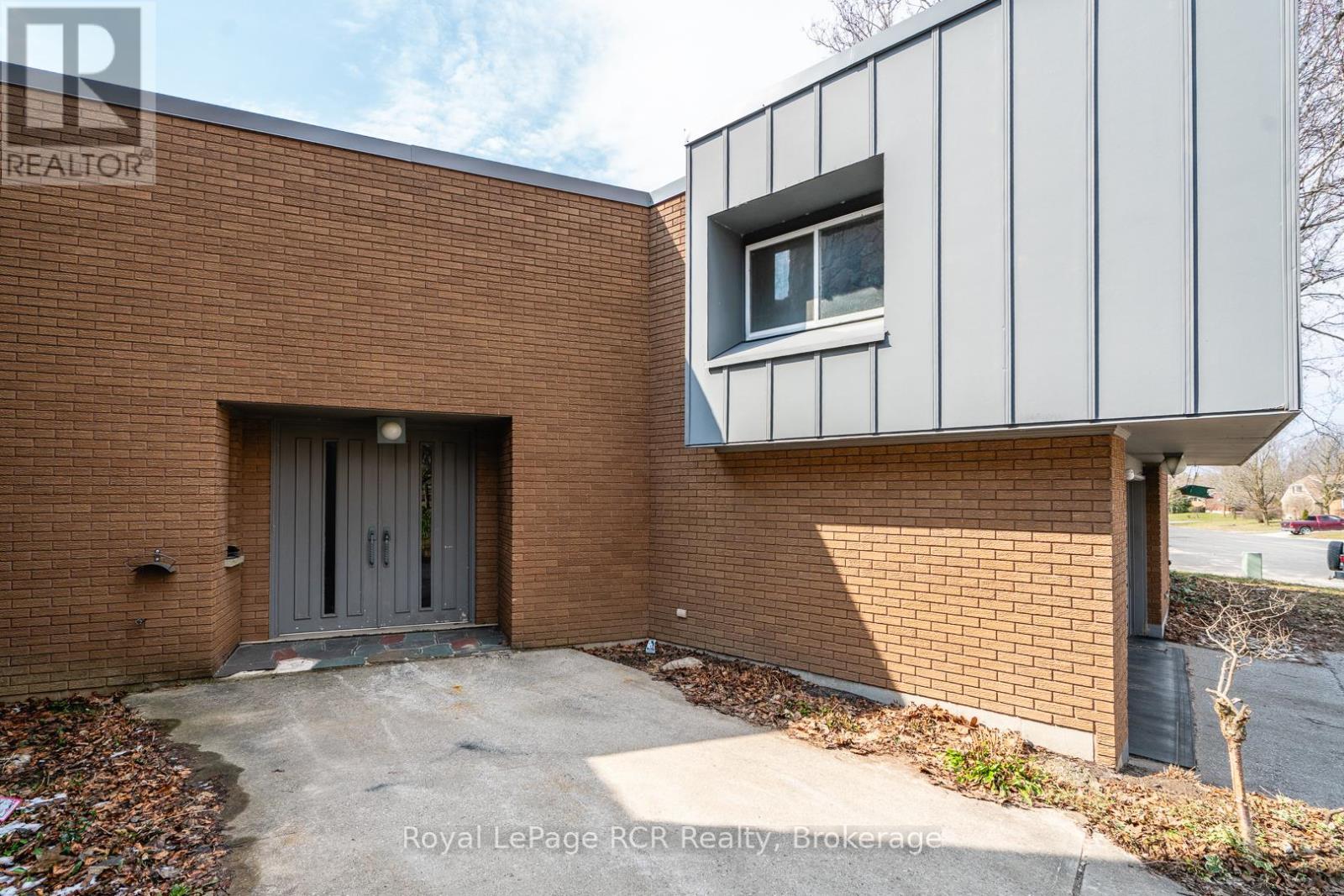 












136 4TH AVENUE

,
Hanover,




Ontario
N4N2B3

