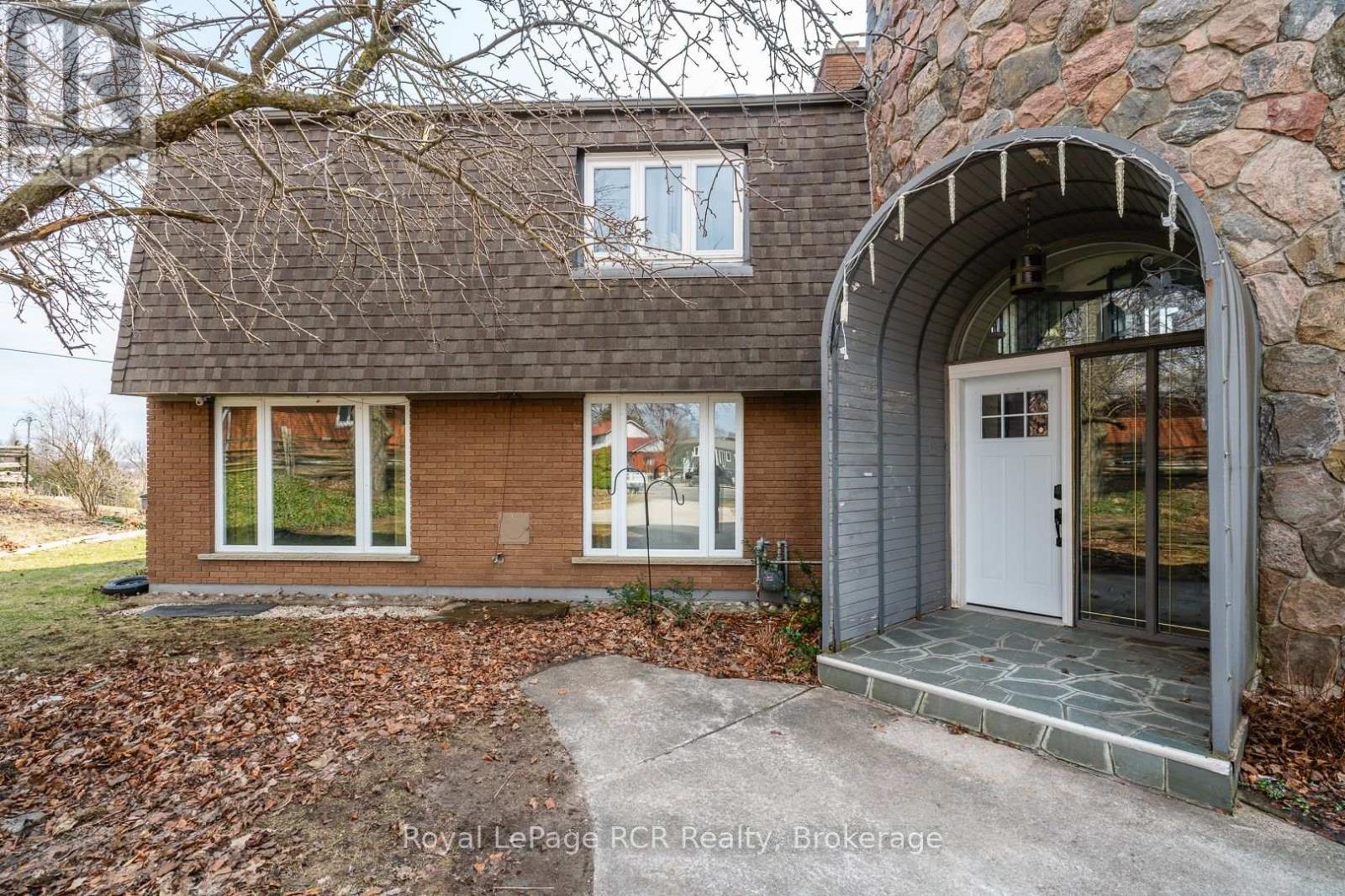 












136 4TH AVENUE

,
Hanover,




Ontario
N4N2B3

