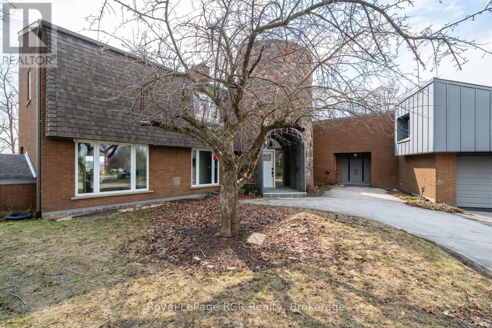 












136 4TH AVENUE

,
Hanover,




Ontario
N4N2B3

