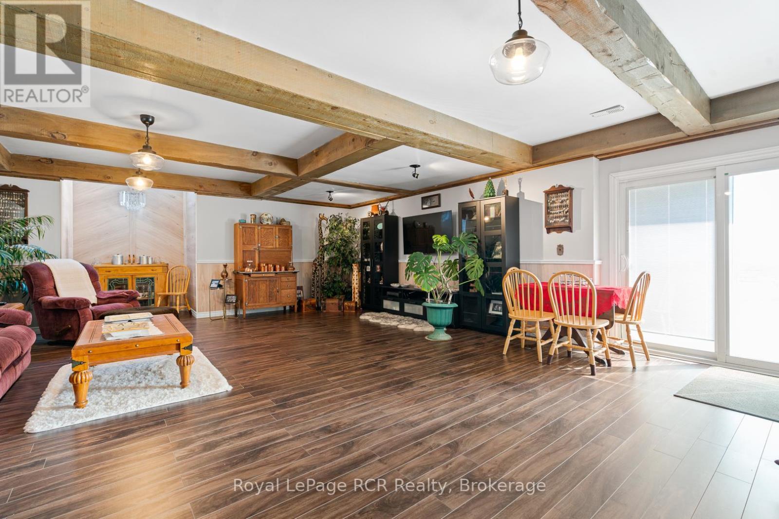 












136 4TH AVENUE

,
Hanover,




Ontario
N4N2B3

