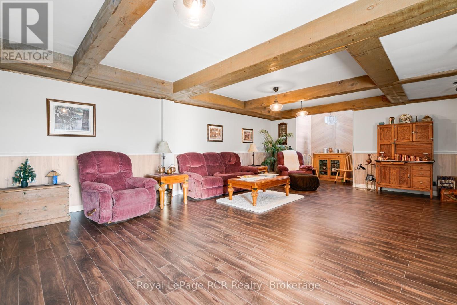 












136 4TH AVENUE

,
Hanover,




Ontario
N4N2B3


