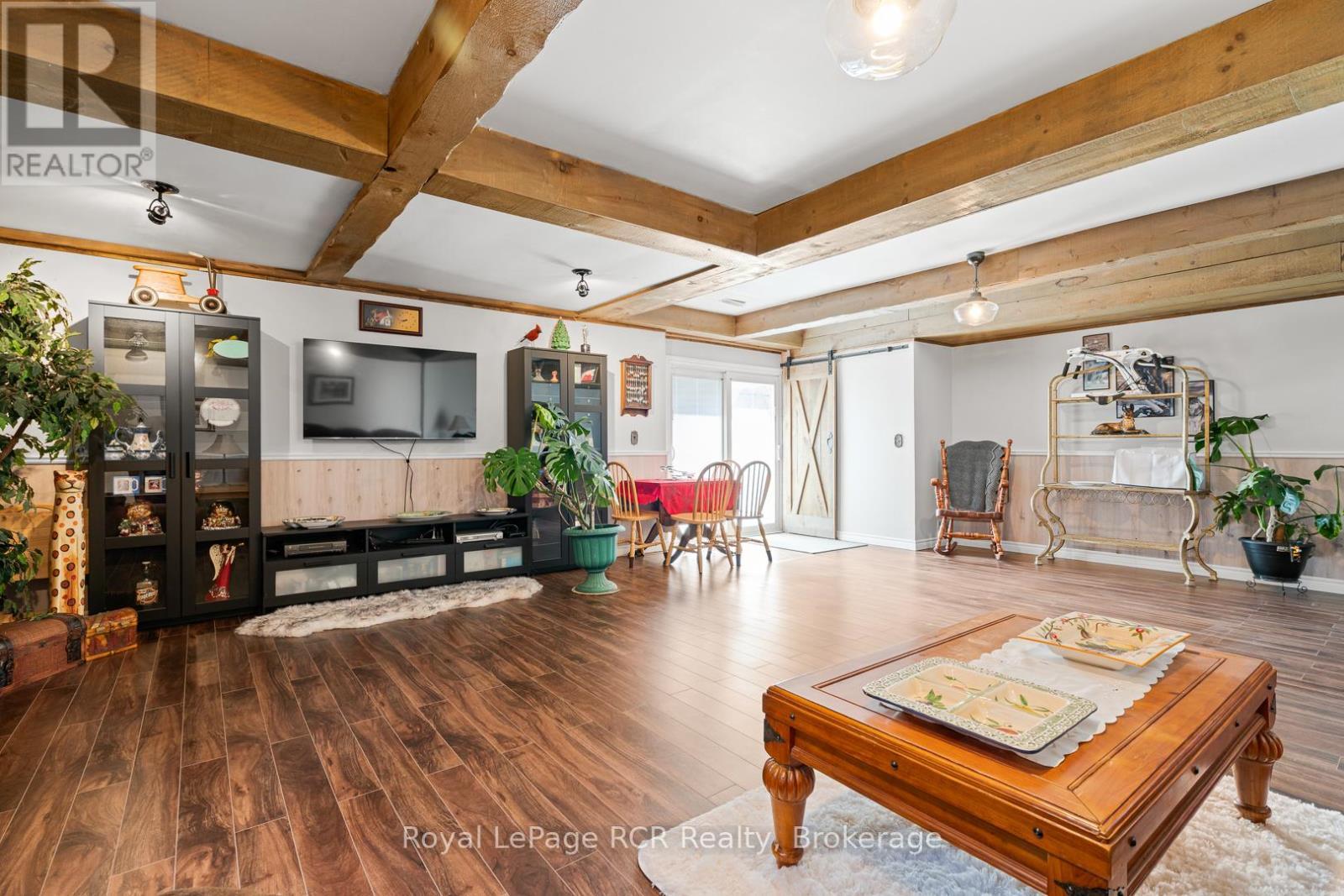 












136 4TH AVENUE

,
Hanover,




Ontario
N4N2B3

