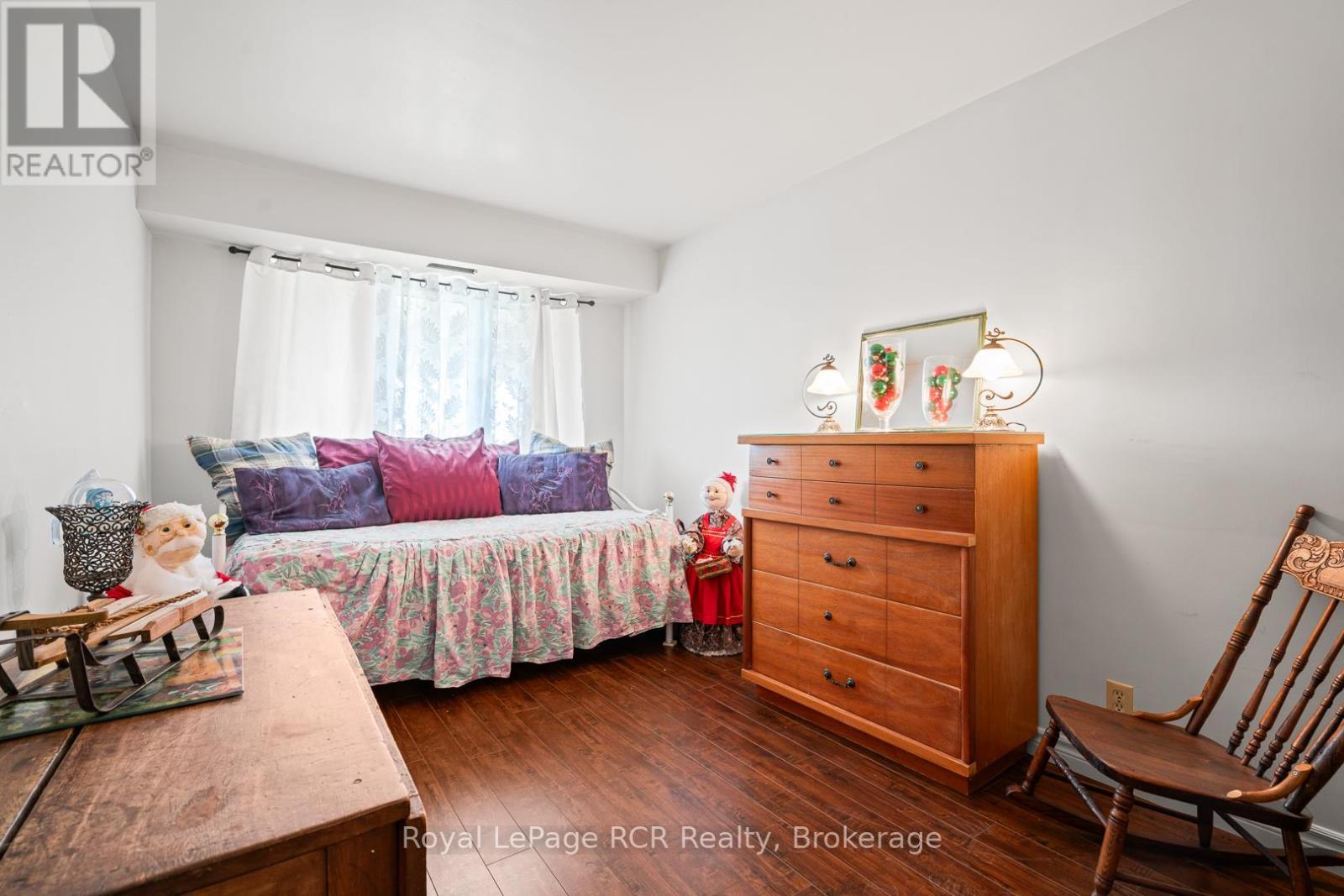 












136 4TH AVENUE

,
Hanover,




Ontario
N4N2B3

