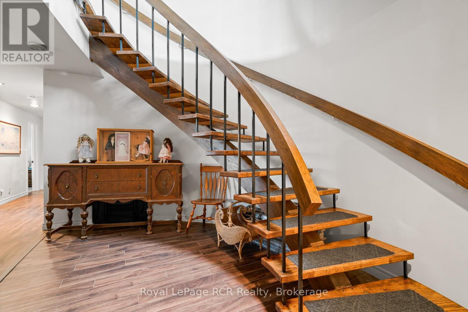 












136 4TH AVENUE

,
Hanover,




Ontario
N4N2B3

