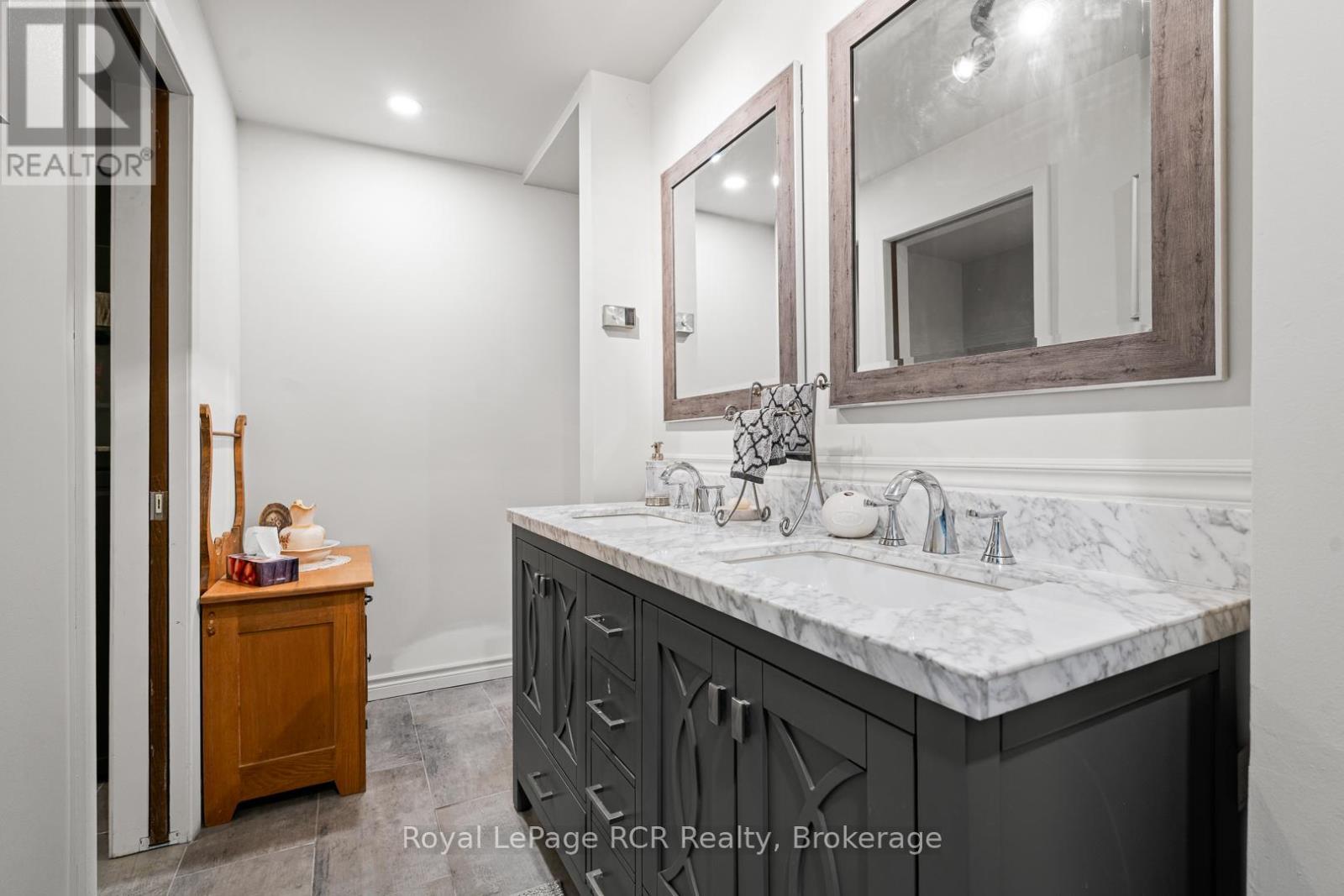 












136 4TH AVENUE

,
Hanover,




Ontario
N4N2B3

