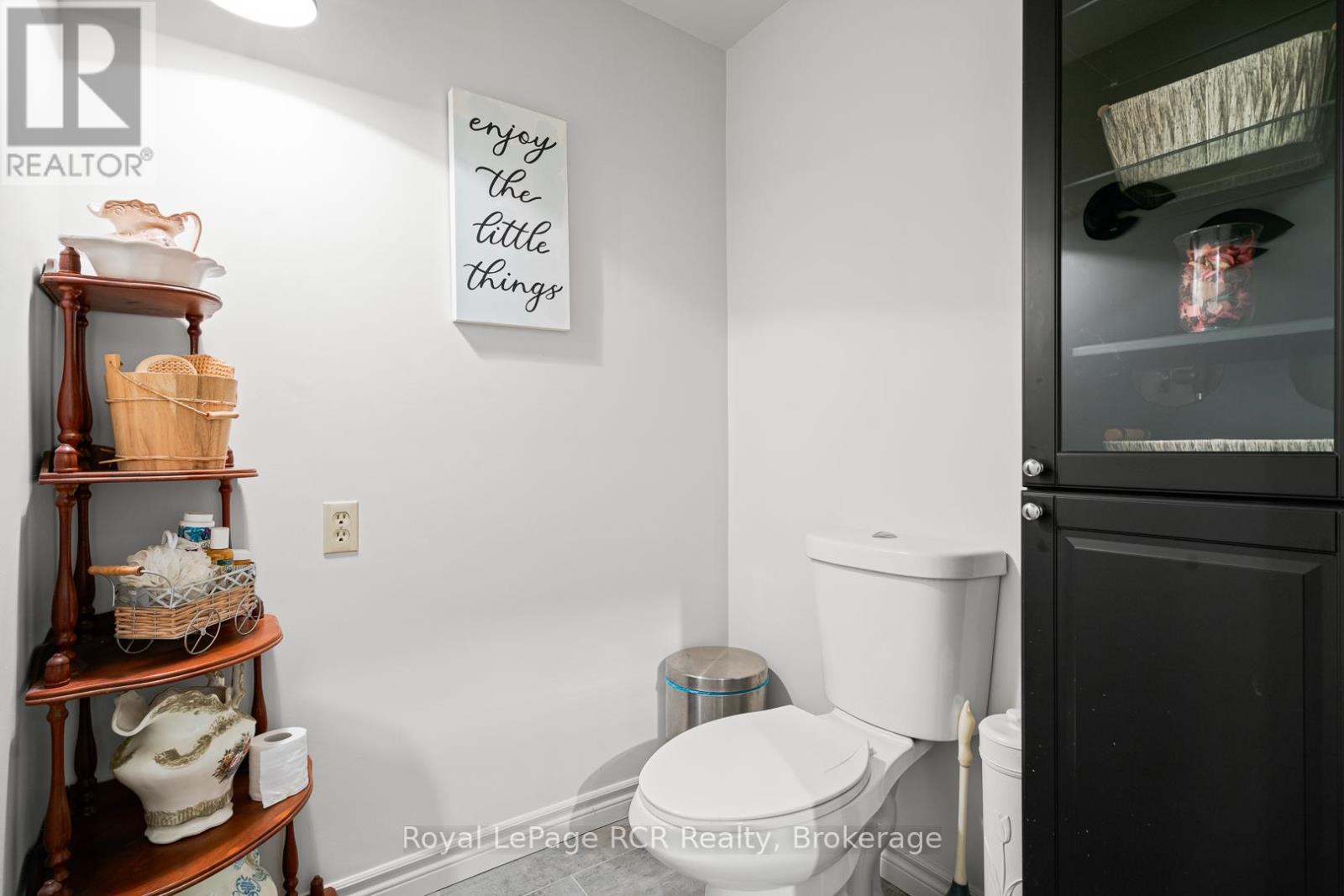 












136 4TH AVENUE

,
Hanover,




Ontario
N4N2B3

