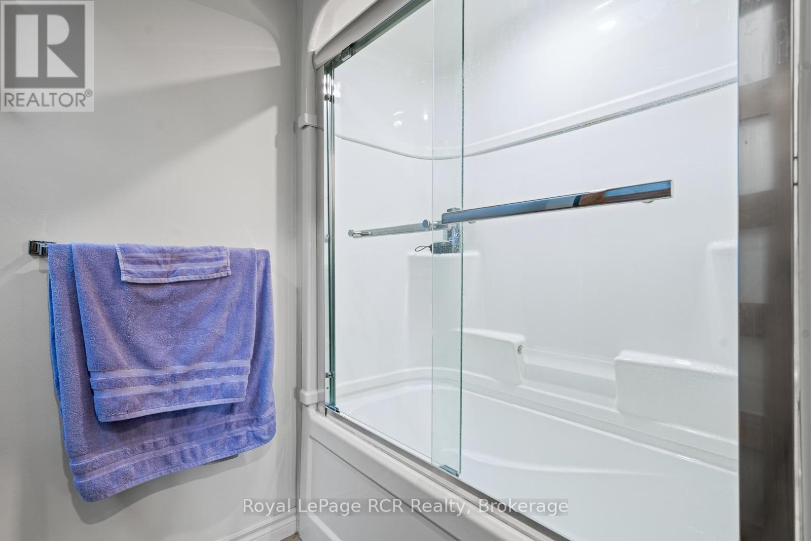 












136 4TH AVENUE

,
Hanover,




Ontario
N4N2B3


