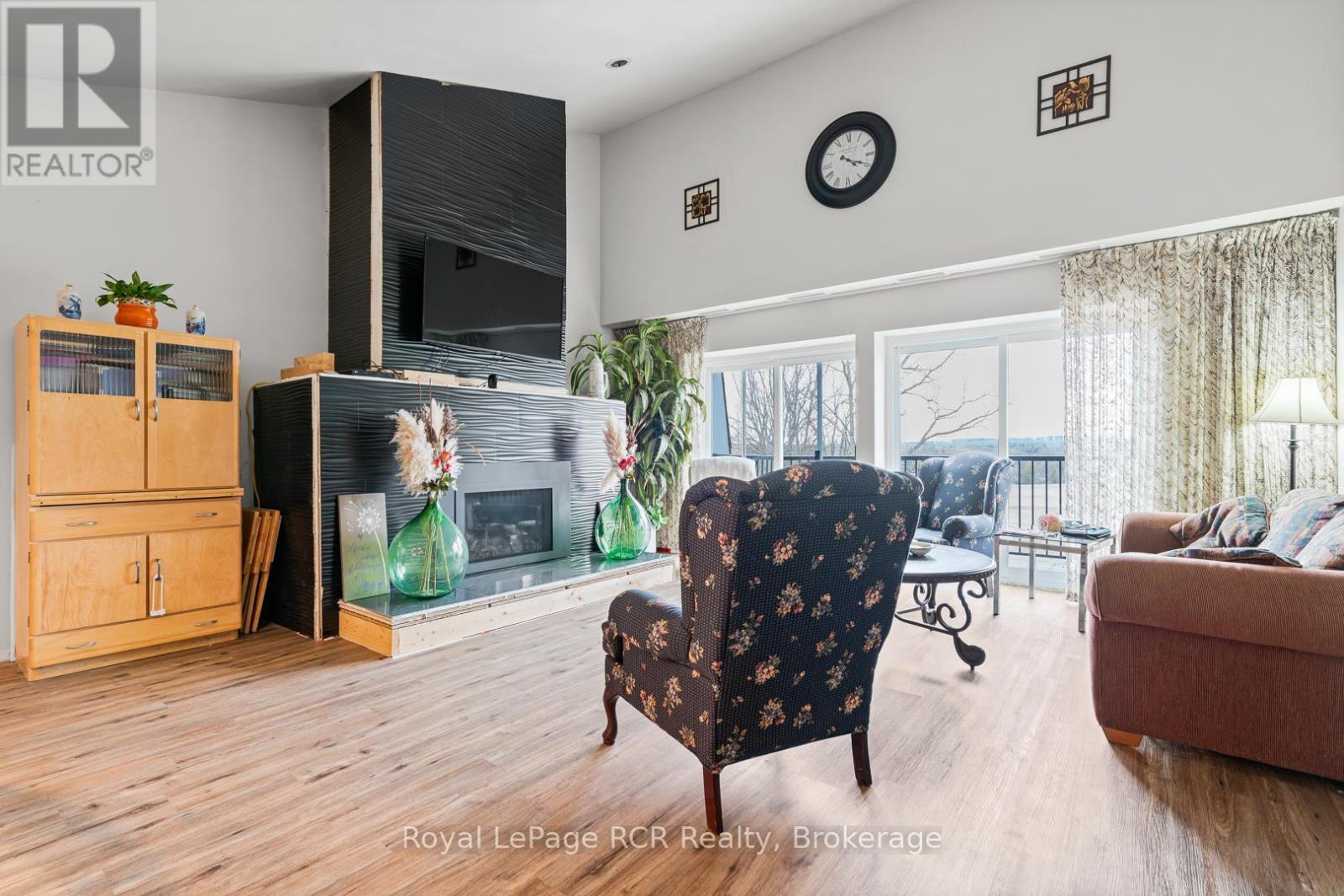 












136 4TH AVENUE

,
Hanover,




Ontario
N4N2B3

